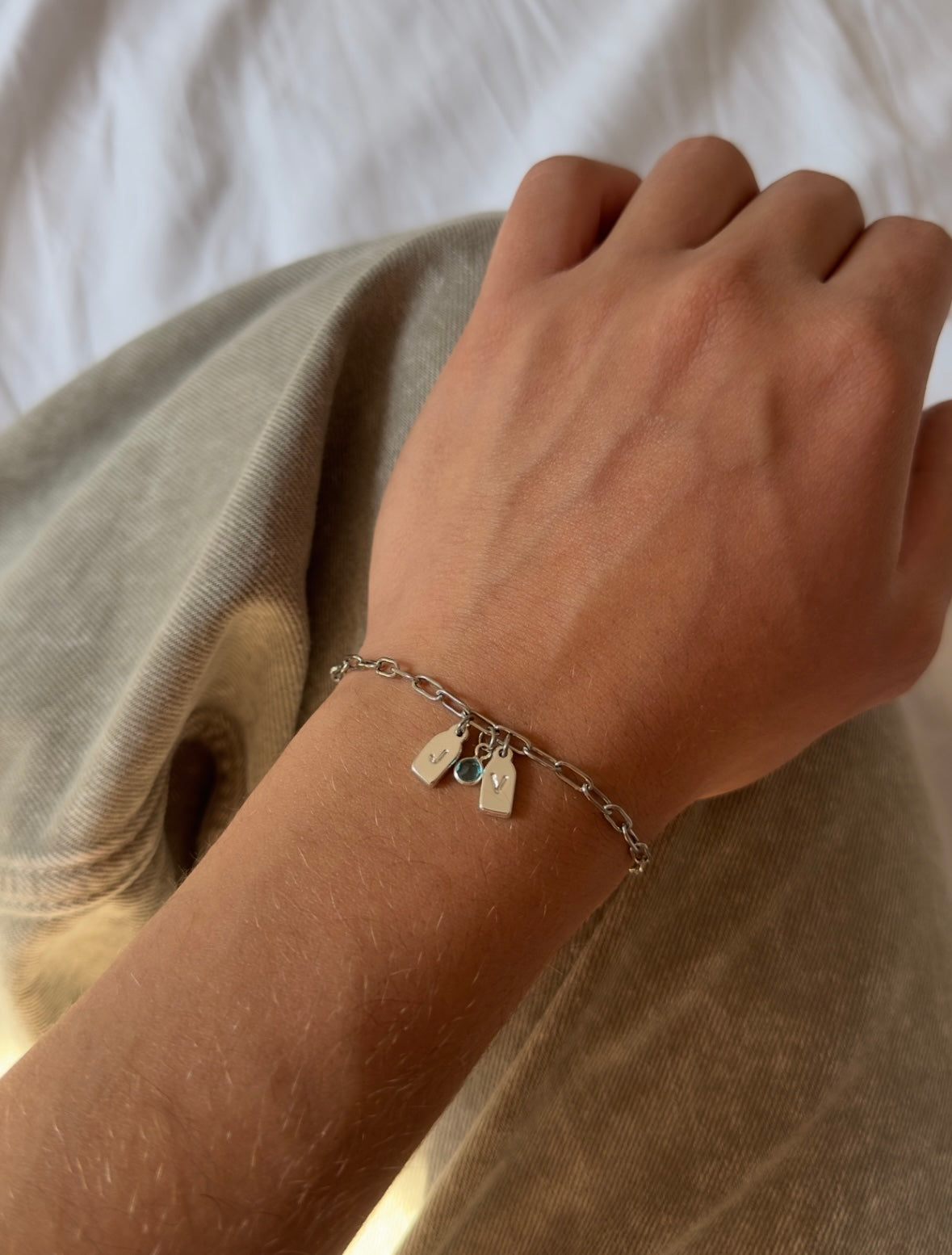 PAR de pulseras de iniciales + piedra de aniversario PLATEADAS