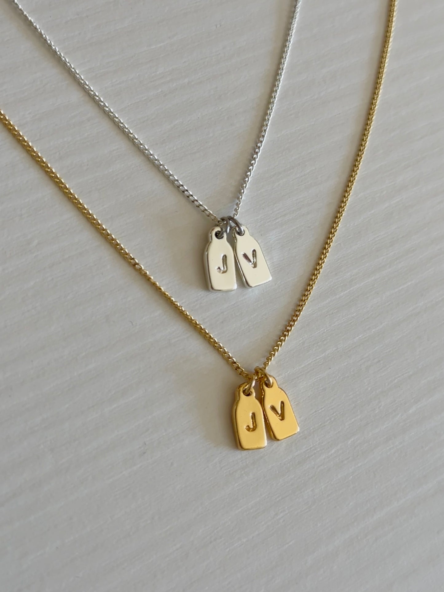 PAR de collares de iniciales dorado y plateado