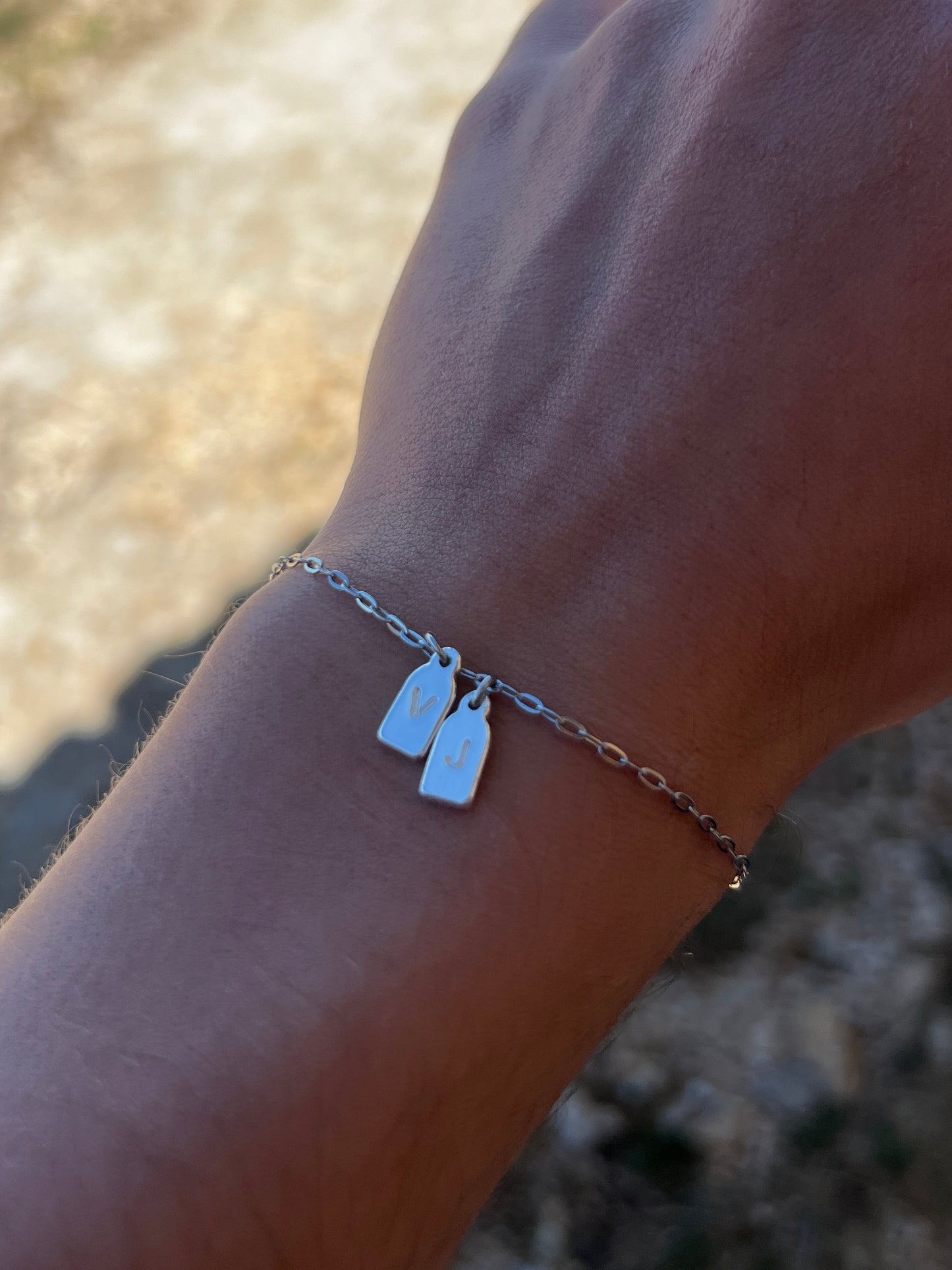 PAR de pulseras de iniciales + piedra de aniversario PLATEADAS