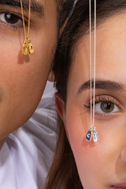 PAR de collares de iniciales dorado y plateado